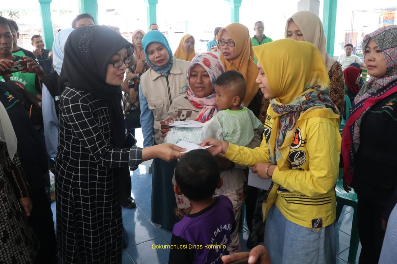 Ketua TP PKK Kabupaten Pasuruan, Ny Lulis Irsyad Yusuf Serahkan Bantuan Korban Selamat Gempa Palu dan Donggala