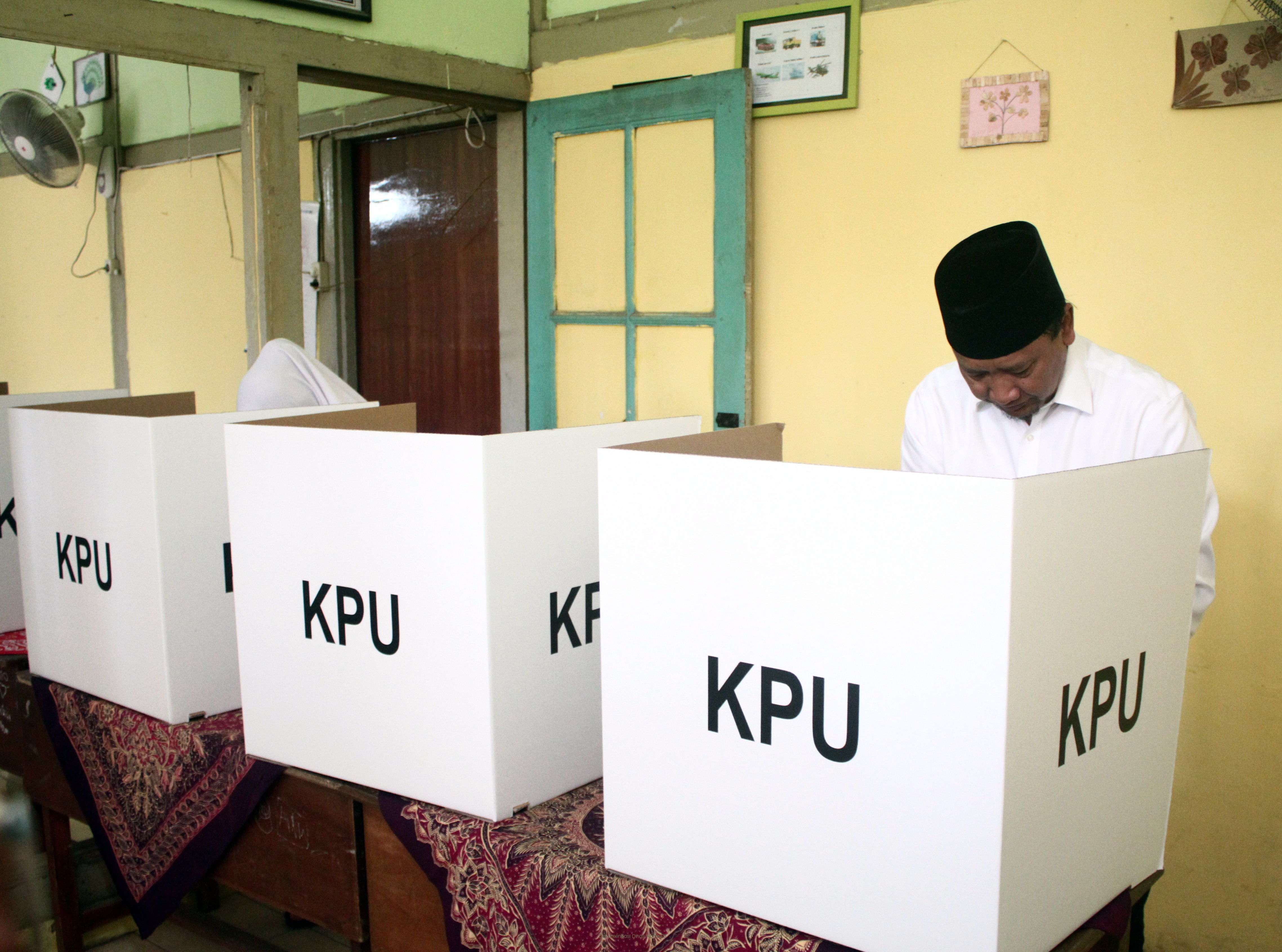 Bupati Irsyad Yusuf Nyoblos di Kampung Halamannya