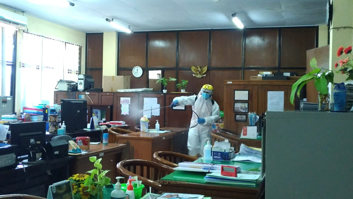 Putus Mata Rantai Penyebaran Covid-19 di Lingkungan Perkantoran, Pemkab Pasuruan Tingkatkan Frekuensi Penyemprotan Disinfektan 