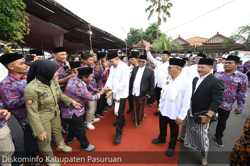 Selesai Retret, Bupati Rusdi Sutejo dan Wakil Bupati Shobih Asrori Sapa Ribuan Warga Kabupaten Pasuruan