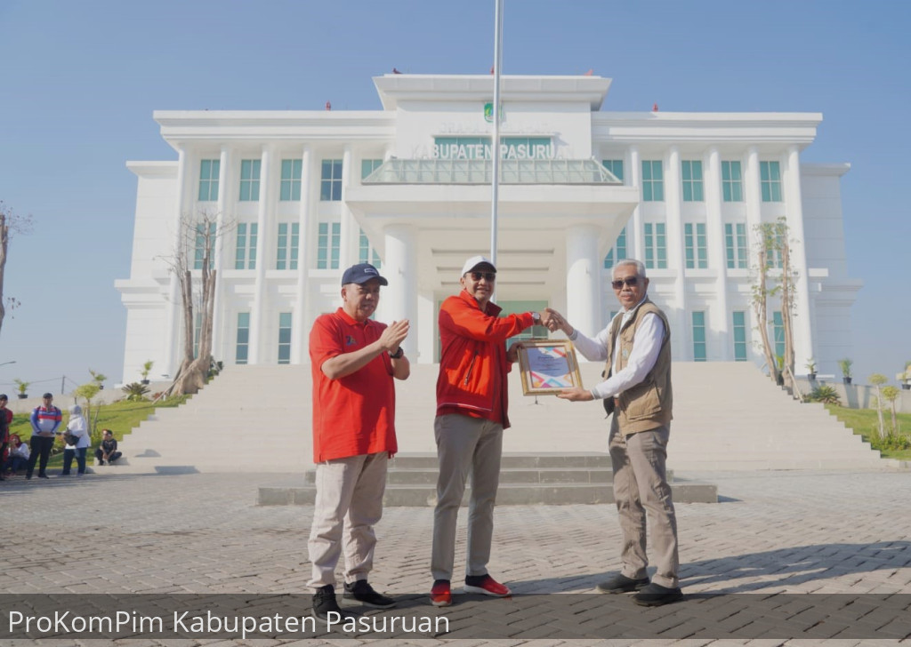 Puncak Hari Koperasi ke-76, Bupati Pasuruan Terima Penghargaan Sebagai Tokoh Pembina Koperasi