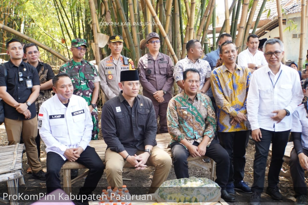Visitasi Kabupaten Pasuruan, Menteri ATR/BTN Bagikan Sertipikat Elektronik PTSL Kepada 52 Warga Desa Ranggeh Gondangwetan