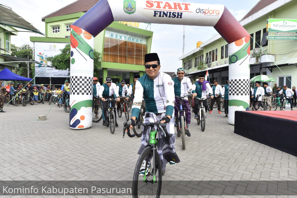 Gowes Hari Santri. Pj Bupati Nurkholis Enjoy Sarungan