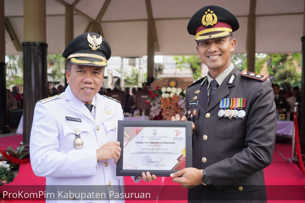 Peringatan Hari Bhayangkara ke-77, Plh. Bupati Pasuruan Terima Penghargaan Dari Kapolres Pasuruan