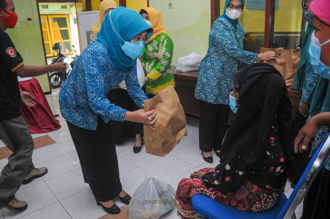 Hari Lansia Nasional, TP PKK, Dinkes dan Dinsos Kabupaten Pasuruan Beri Sembako dan Souvenir