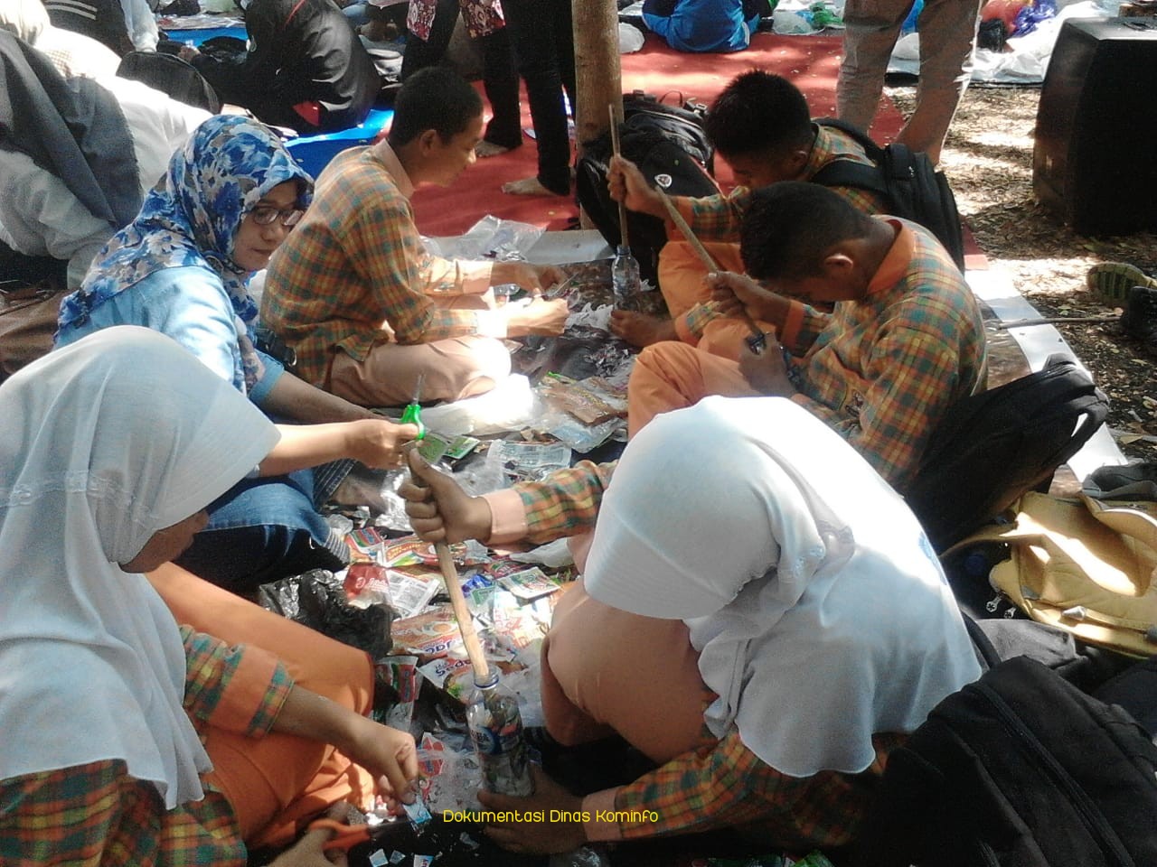 SMPN 1 Grati Sukses Sulap Limbah Plastik Yang Tak Bisa Dijual Menjadi Meja Kursi Taman