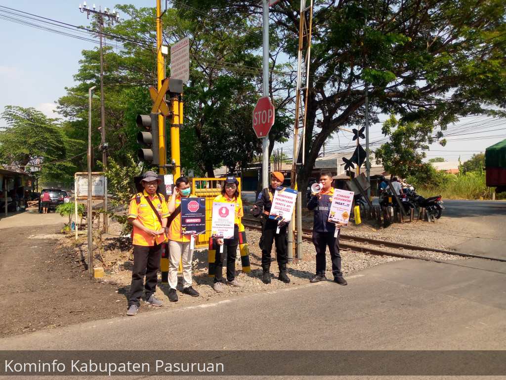 Peringati Sumpah Pemuda. PT KAI Daops 8 Surabaya Sosialisasi Keselamatan di Perlintasan Sebidang