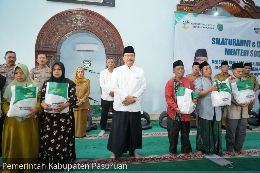 Mensos Gus Ipul Salurkan Bansos Ramadan untuk Ratusan Warga Miskin dan Miskin Ekstrim di Kabupaten Pasuruan