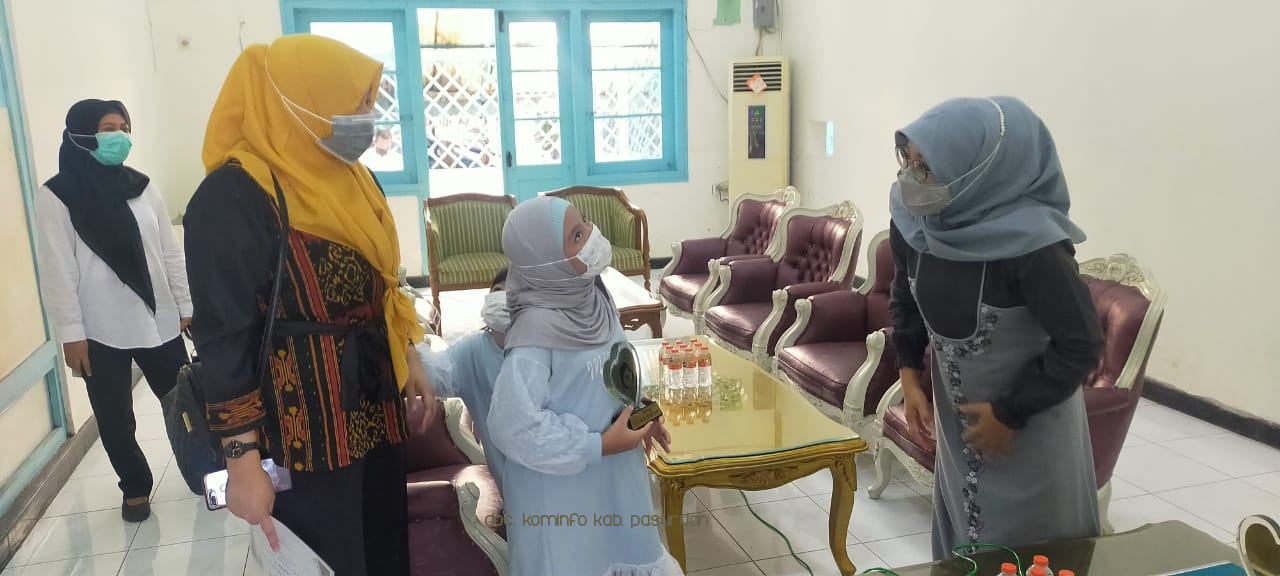 Ketua TP PKK Kabupaten Pasuruan, Ny Lulis Irsyad Yusuf Serahkan Hadiah Pemenang Lomba Puisi Untuk Ibu