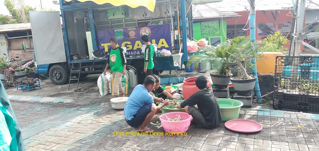 Dinsos Kabupaten Pasuruan Dirikan Dapur Umum untuk Warga Desa Kedungringin, Beji