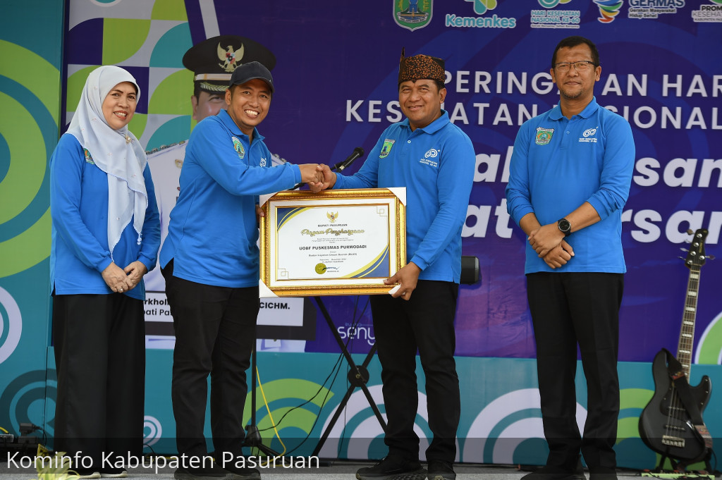 HKN ke 60, Pj Bupati Nurkholis Serahkan Penghargaan Insan Kesehatan Berprestaai