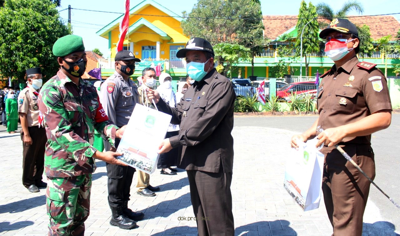 Tren Kasus Harian Covid-19 Turun, Pemkab Pasuruan Makin Intens Bagikan Perlengkapan Protokol Kesehatan Kepada Masyarakat 