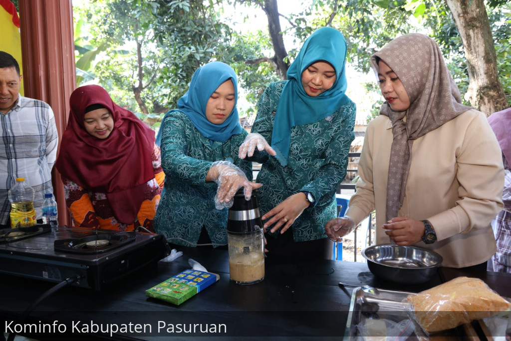 Kampanye Gemarikan, Pj Ketua TP PKK, Ny Luhur Andriyanto Masak Siomay dan Nugget Ikan