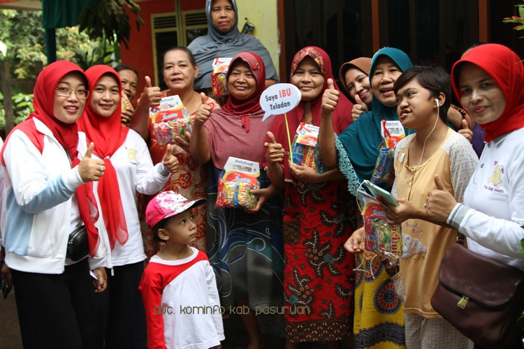 Jelang Hari Ibu, TP PKK Kabupaten Pasuruan Telusuri Kampung Sambil Bagi-Bagi Makanan 
