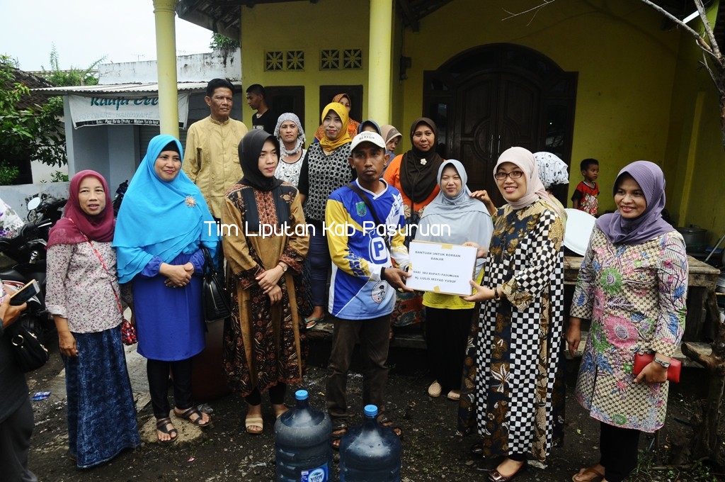 ISTRI BUPATI DAN WABUP BAGI-BAGI KUE JAJANAN ANAK KECIL KORBAN BANJR