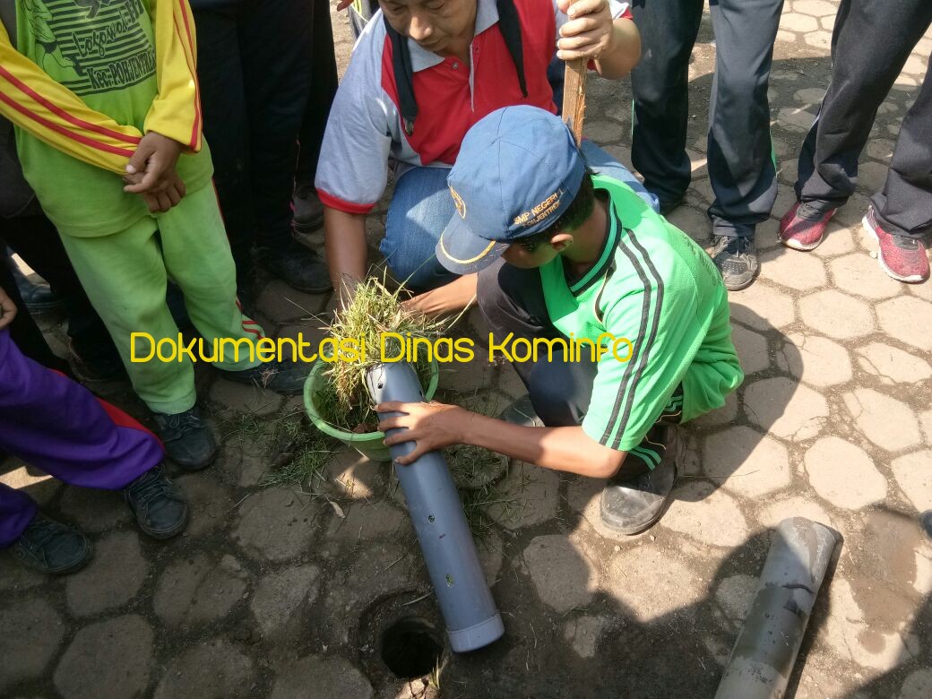 Peringati Hari Bumi, Ratusan Pelajar SMPN 1 Pohjentrek Ramai-Ramai Bikin Biopori