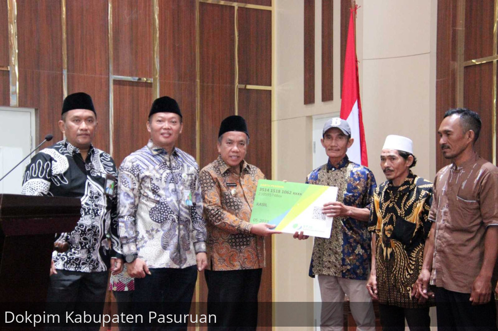 Wakil Bupati Serahkan Tanda Daftar Kapal Perikanan dan Asuransi Ketenagakerjaan Bagi Nelayan Kecil