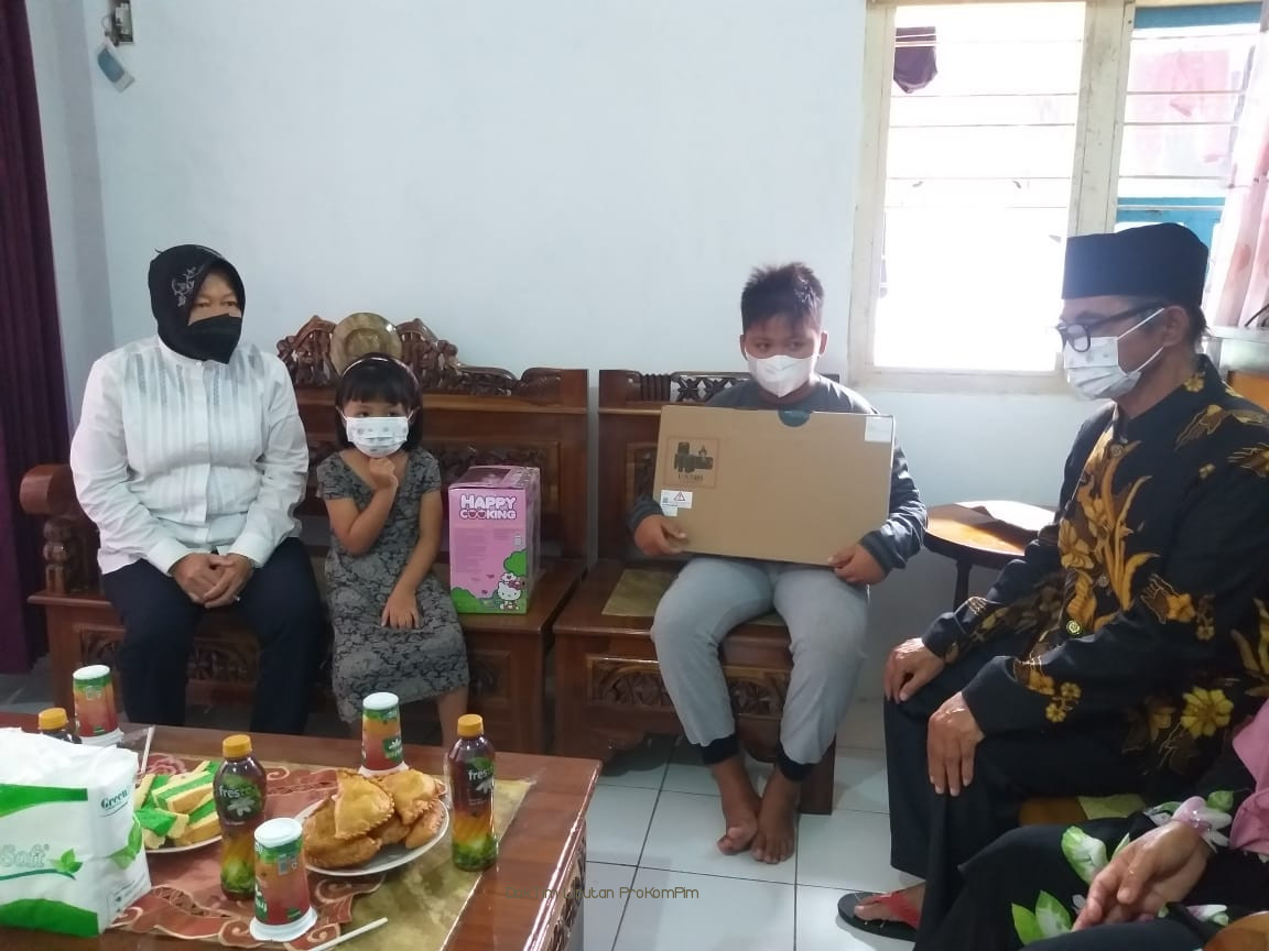 Menteri Sosial Tri Rismaharini Kunjungi Keluarga Korban Kerusuhan di Double O di Kota Sorong, Papua 