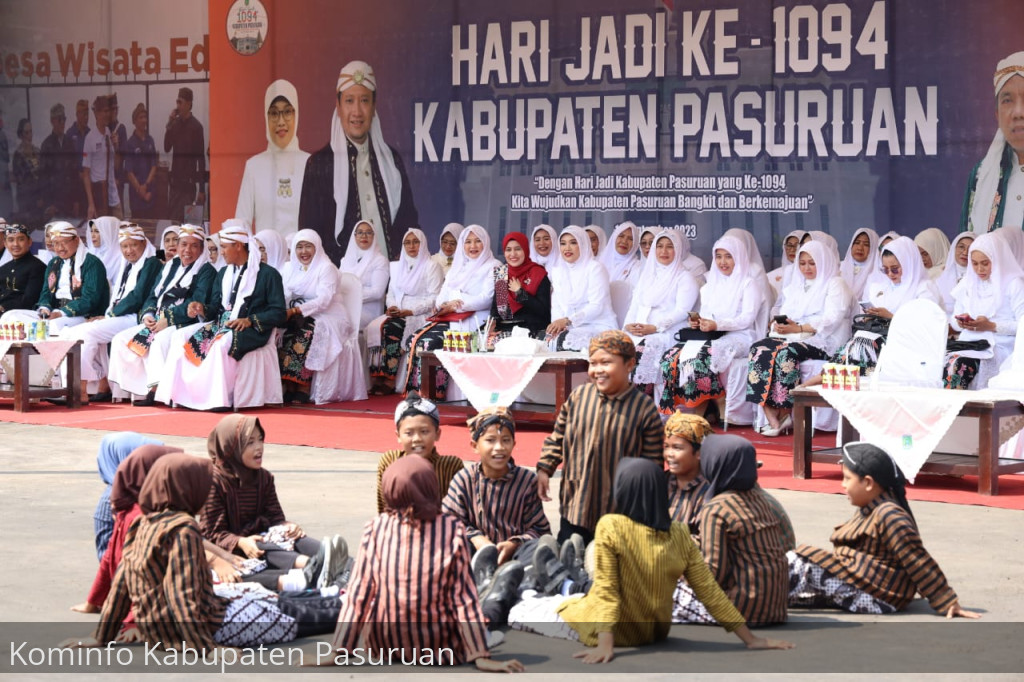 Permainan Tradisional Pelajar SD Meriahkan Upacara Hari Jadi Kabupaten Pasuruan ke 1094
