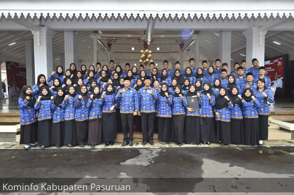 Bupati Irsyad Yusuf Serahkan 65 SK Pengangkatan PNS dan 3 SK CPNS