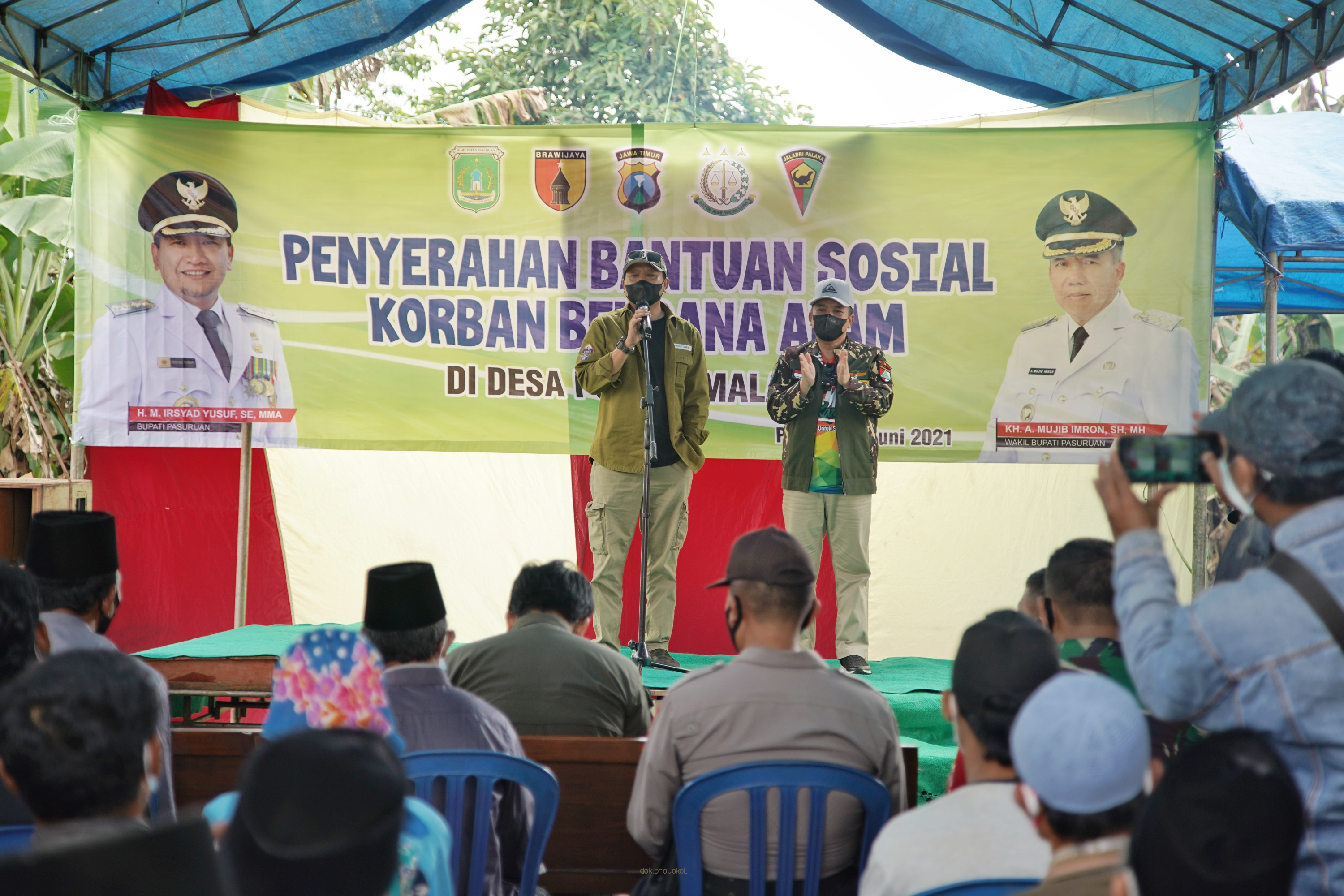 Pemkab Pasuruan Distribusikan Bantuan Sosial Kepada Korban Gempa di Desa Pusung Malang 