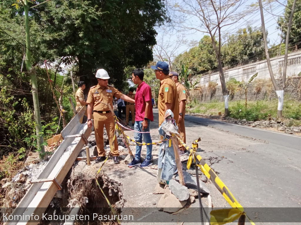 Pj Bupati Nurkholis Tinjau Perbaikan Jalan Rusak di Purwosari dan Prigen