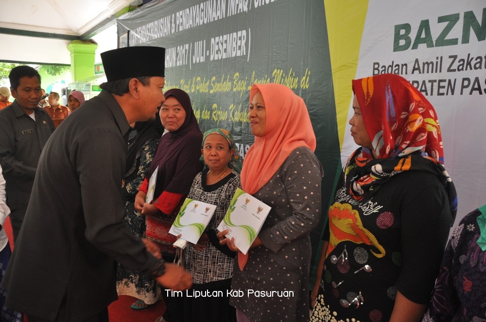 Sumringah, Bakul Rujak Sampai Lansia Terima Rombong, Sembako dan Permodalan dari Bupati Irsyad Yusuf 
