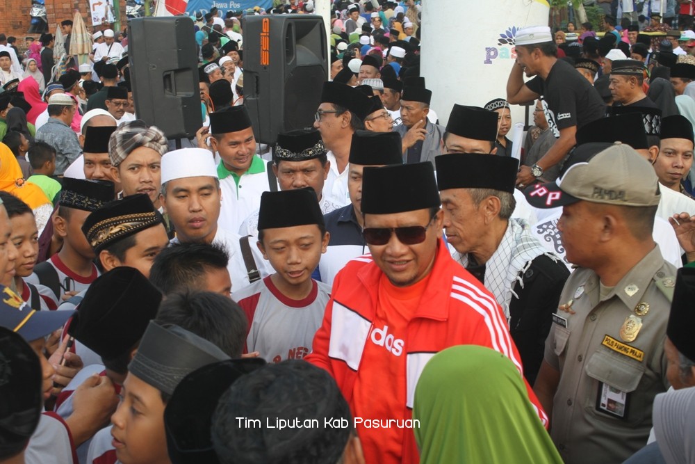 Kompak, Bupati Irsyad Yusuf Mlaku Bareng Sarungan Dengan Ribuan Warga 