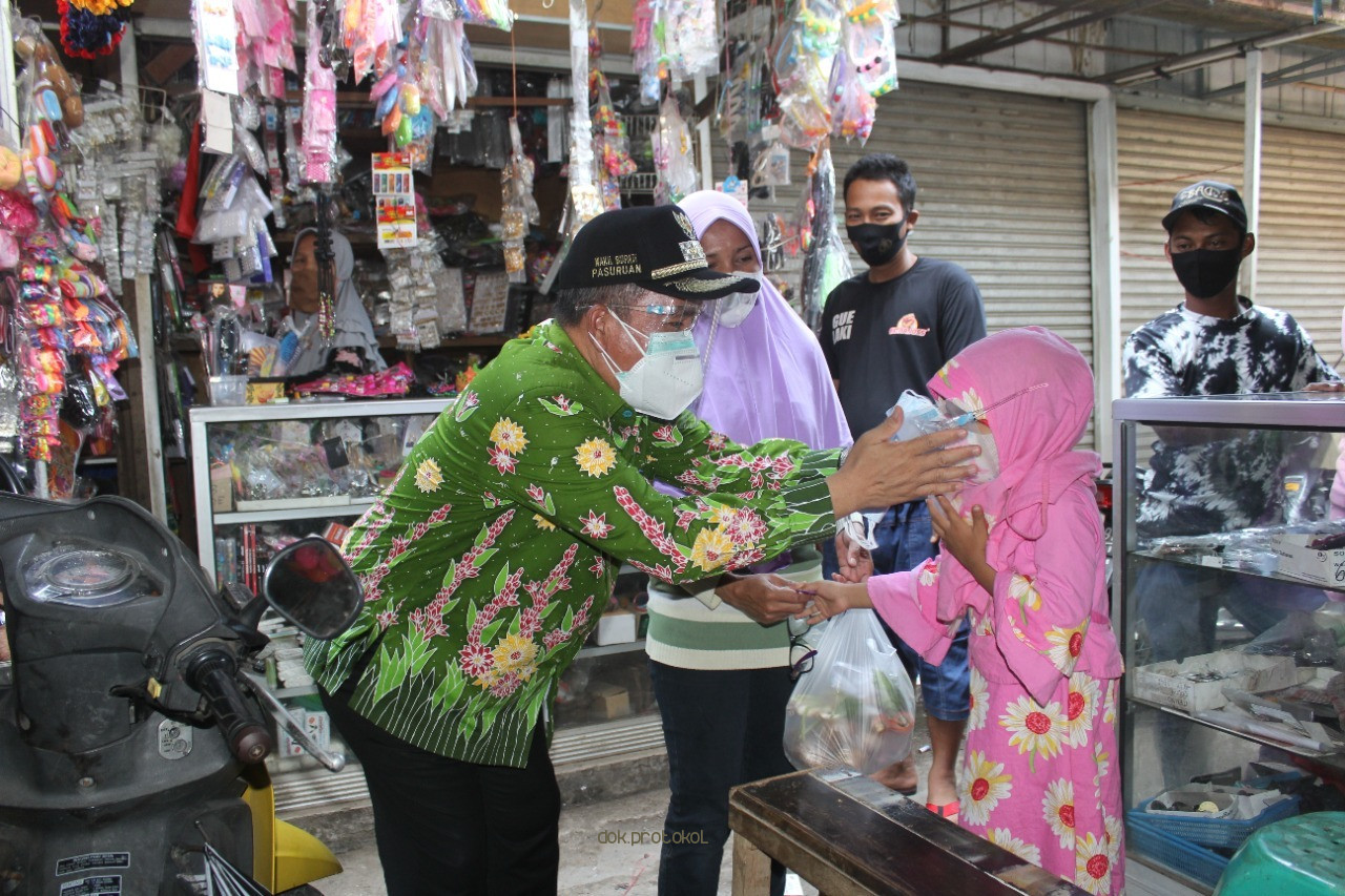 Pemkab Pasuruan Kembali Bagikan Perlengkapan Protokol Kesehatan ke Masyarakat 