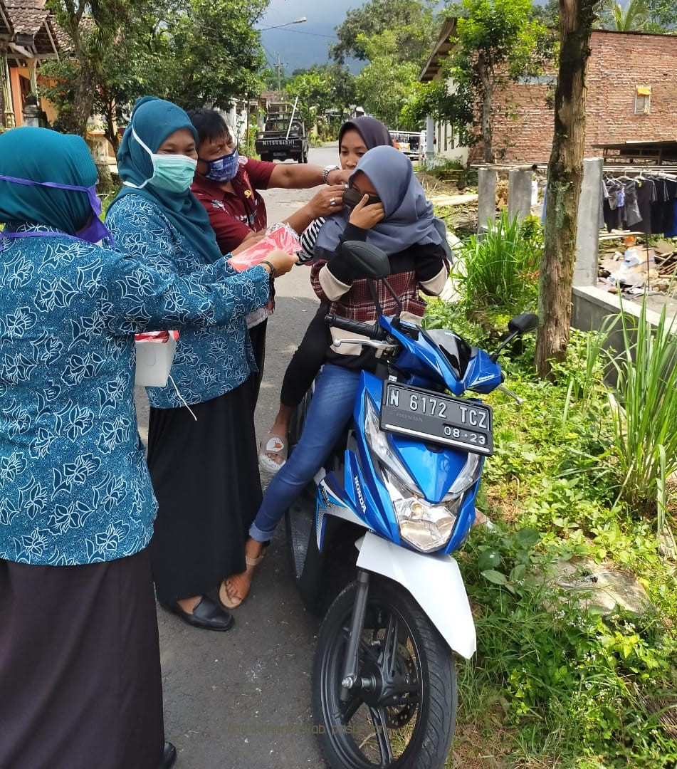 Peringati Hari Kartini, Perwakilan Perempuan di Kabupaten Pasuruan Bagi-Bagi Masker dan Edukasi PHBS 