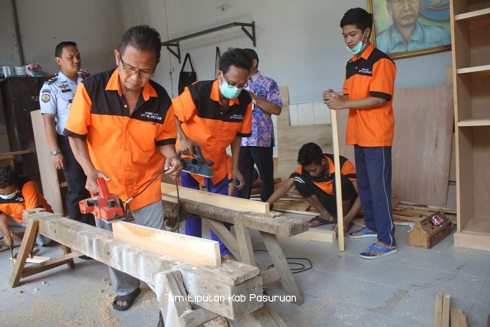 Rutan II B Bangil Beri Pelatihan Meubeler Bagi Warga Binaannya