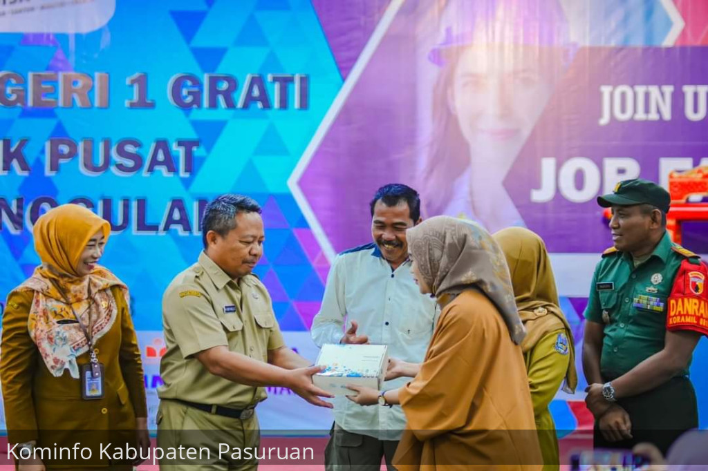 Ribuan Pelamar Padati Job Fair SMKN 1 Grati