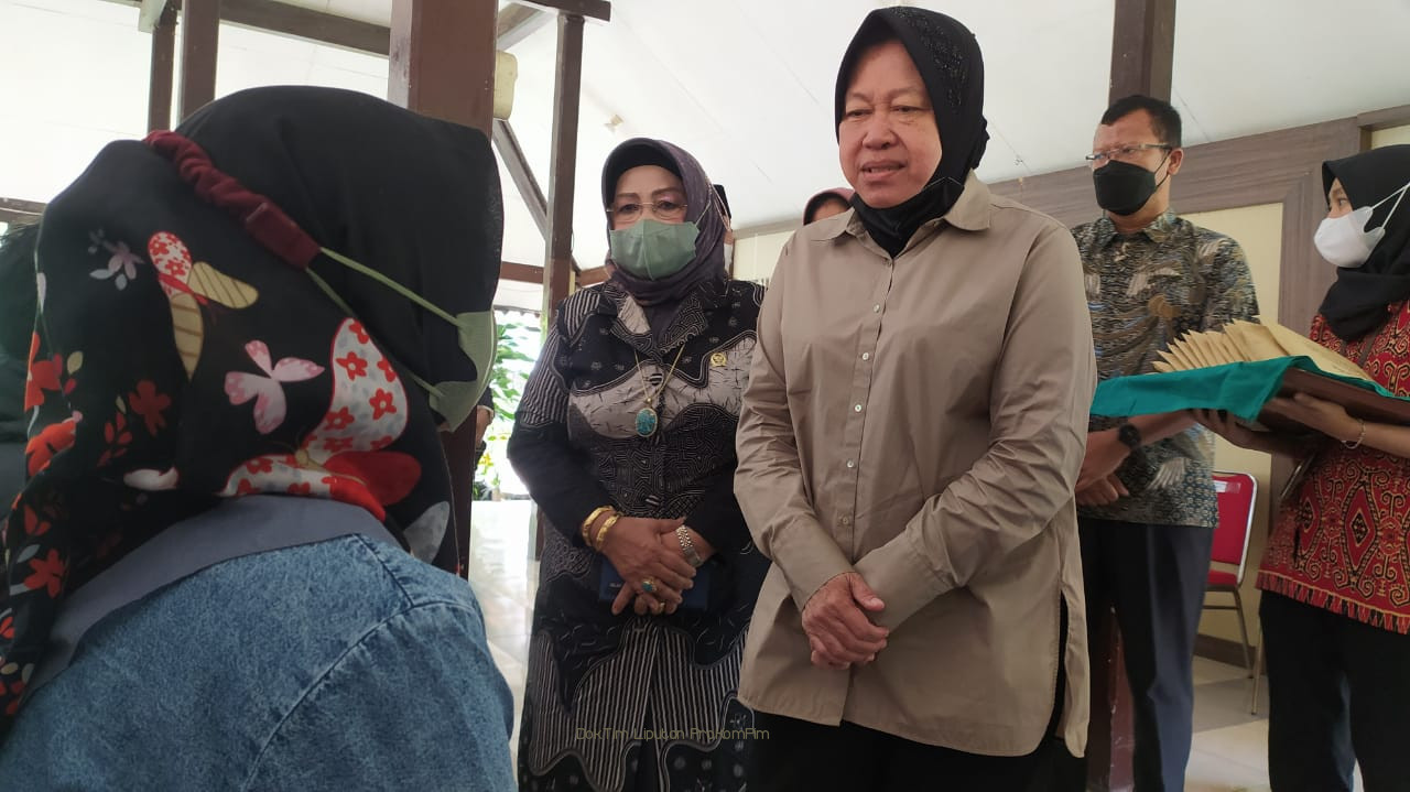 Mensos Tri Rismaharini Kunjungi Keluarga Korban Tragedi Kanjuruhan 