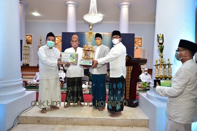 Puncak Hari Santri, Gus Irsyad dan Gus Mujib Serahkan Hadiah Pemenang Lomba Panahan Sampai MTQ