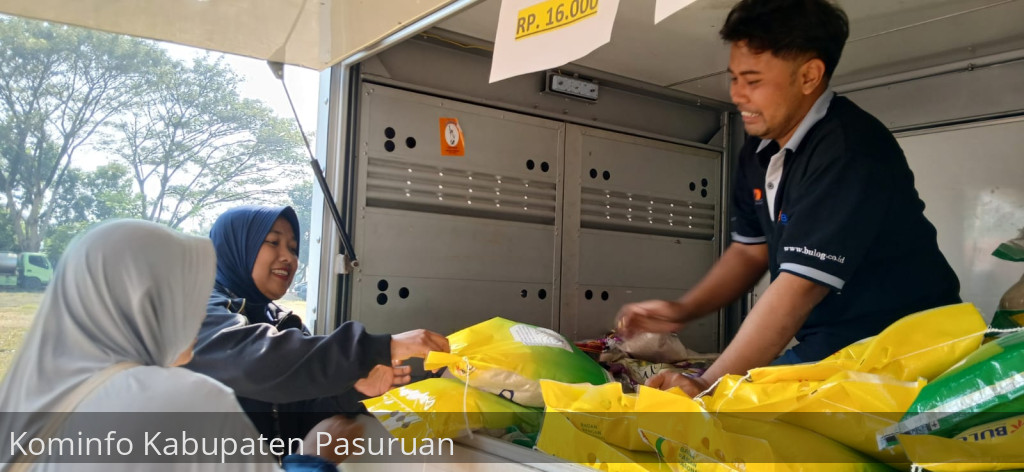 Warga Serbu Sembako Murah di Lapangan Desa Gayam