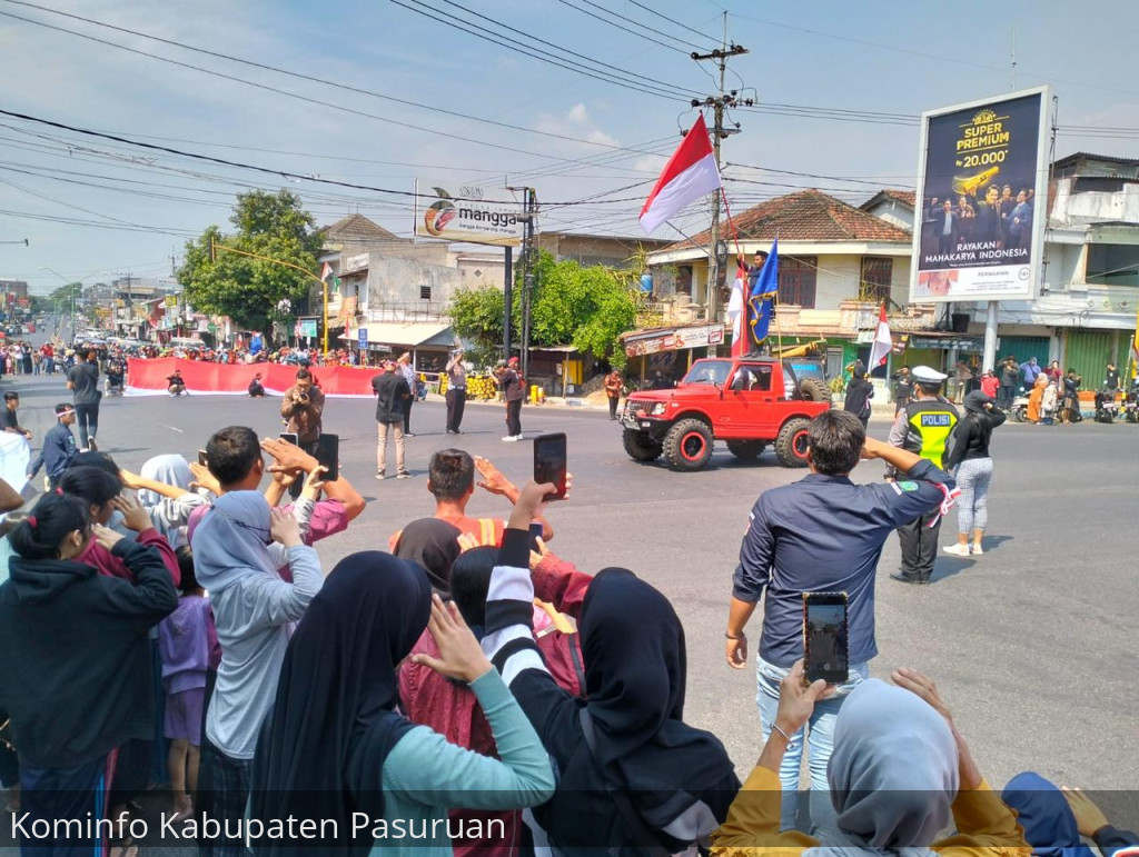 Detik-Detik Proklamasi. Pengguna Jalan di Simpang 4 Pandaan Hormat Grak pada Bendera Raksasa
