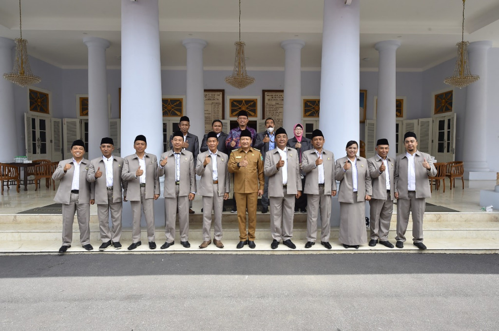 Bupati Irsyad Yusuf Kukuhkan Pengurus Dewan Pendidikan Kabupaten Pasuruan Periode 2022-2025