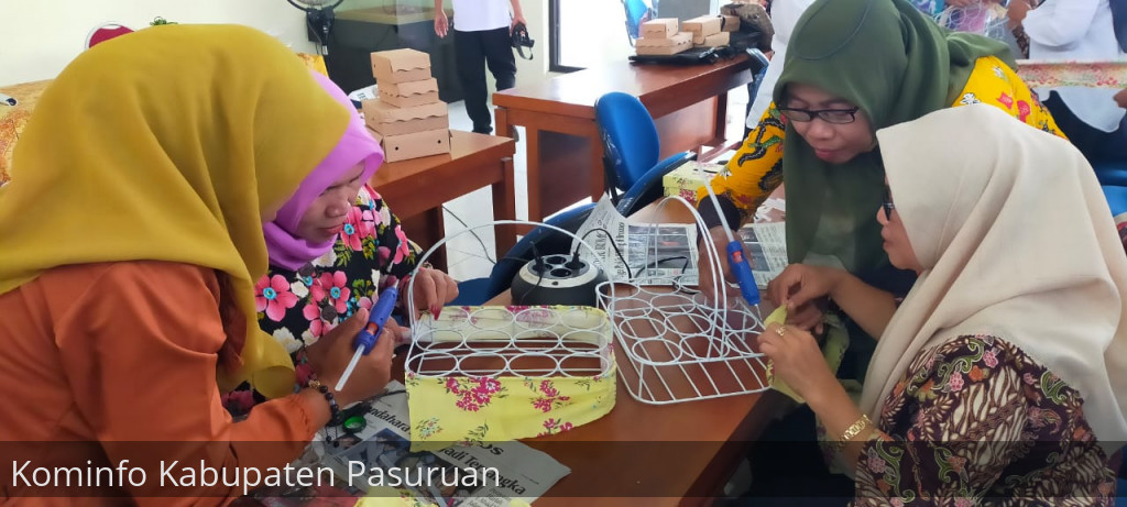 Puluhan Ibu Rumah Tangga Ikuti Pelatihan Pembuatan Tudung Saji Hingga Tempat Tisu
