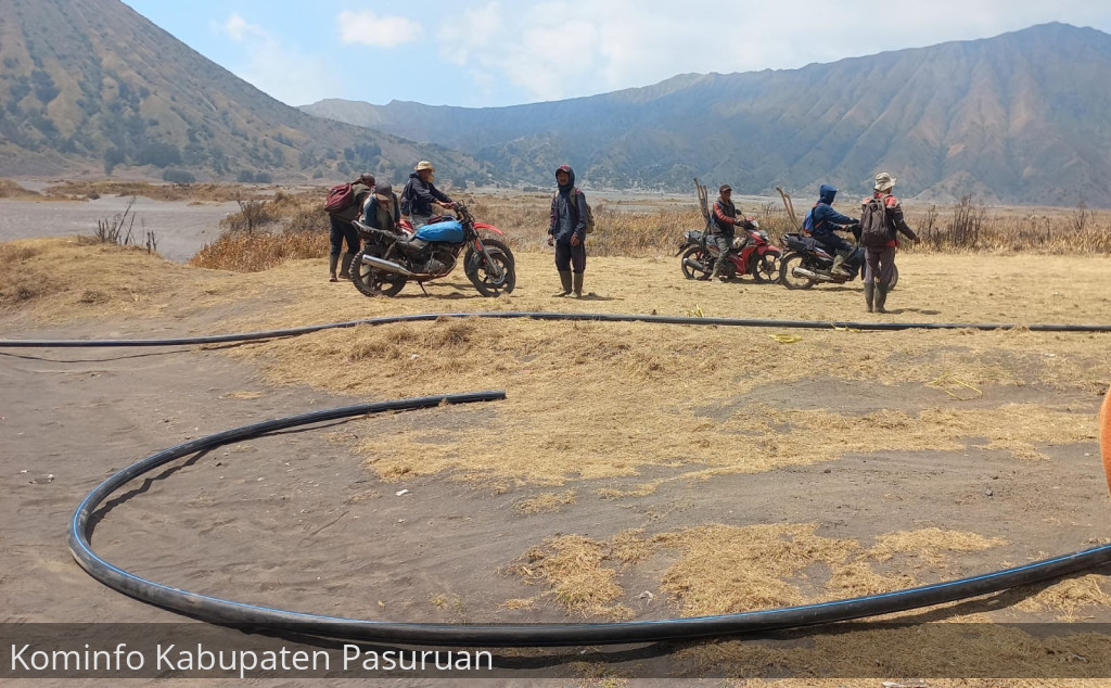 Kompaknya Warga Tosari Gotong Royong Perbaiki Pipa Air Pasca Kebakaran Bromo