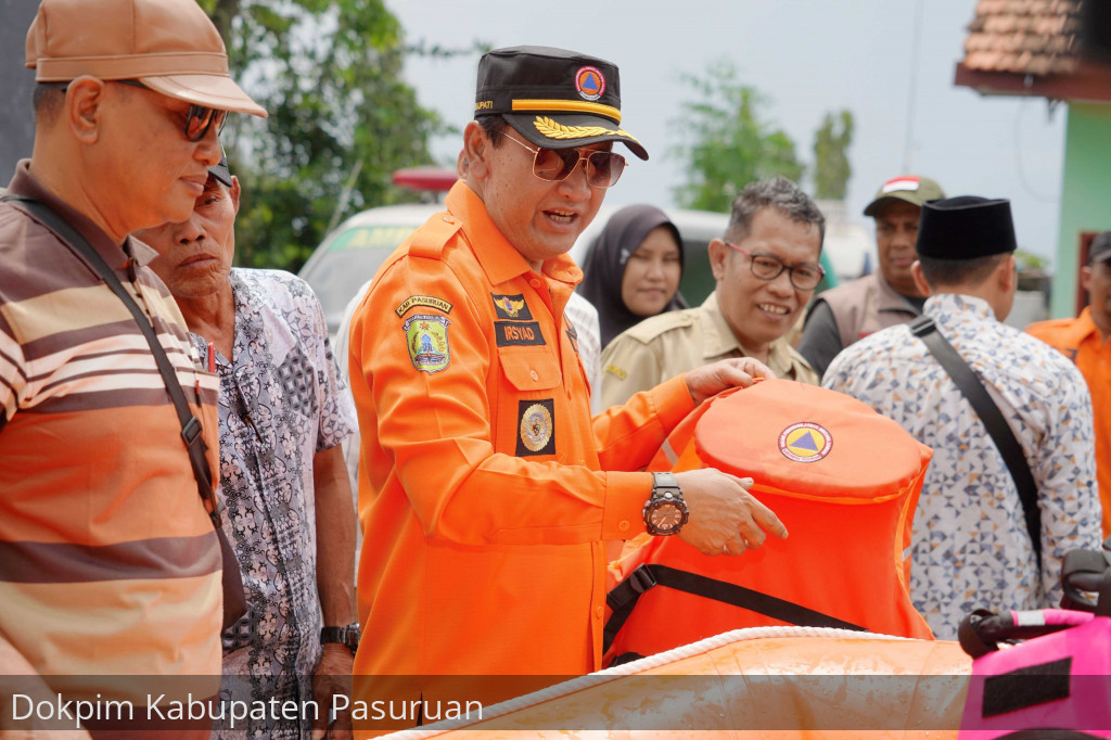 Tinjau Pos Lapangan NU Peduli Bencana Banjir, Bupati Serahkan Bantuan Perahu Karet