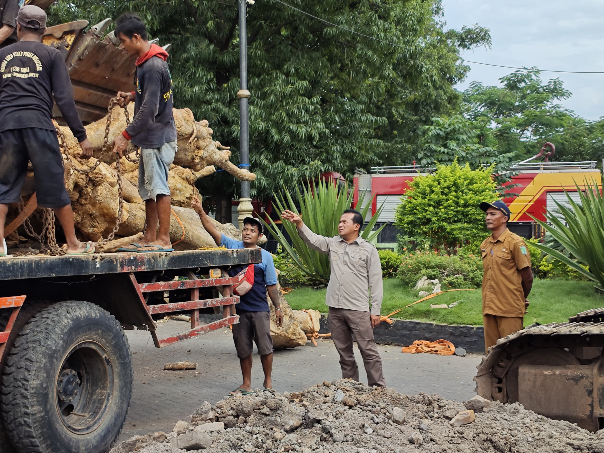 Sampul untuk Penanaman Pohon Pule Di Depan Halaman Komplek Perkantoran Pemerintah Kabupaten Pasuruan