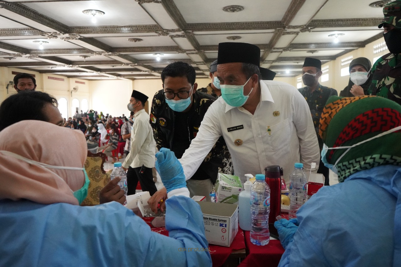 Agar Vaksinasi Lansia dan Ibu Hamil Tepat Sasaran, Vaksinator Manfaatkan Titik Kumpul Yang Terjangkau Peserta Vaksin  