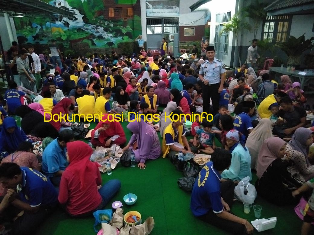 Melepas Rindu, Ratusan Warga Binaan Rutan Bangil Buka Puasa Bersama keluarganya
