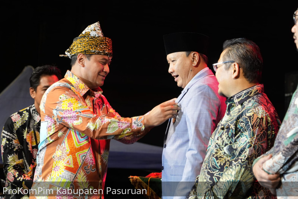Malam Resepsi Hari Jadi Ke-1095, Pemkab Pasuruan Berikan Penghargaan Kepada Purna Bakti Bupati dan Pj. Bupati