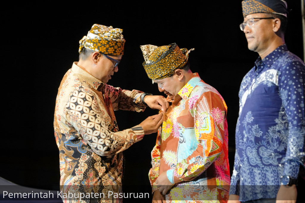 Pj Bupati Nurkholis dan Sekda Yudha Terima Pin Kencana Pembina dari Kemendagri