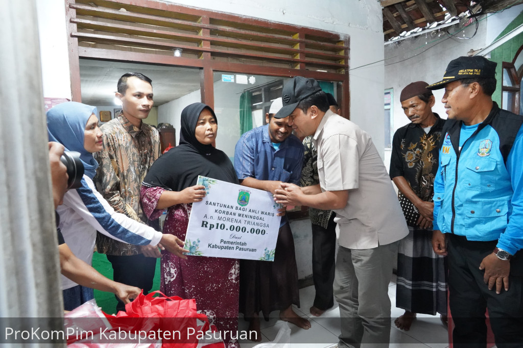 Pj. Bupati Nurkholis Berikan Santunan Kepada Keluarga Korban Terseret Arus Di Desa Tambaksari Kecamatan Purwodadi