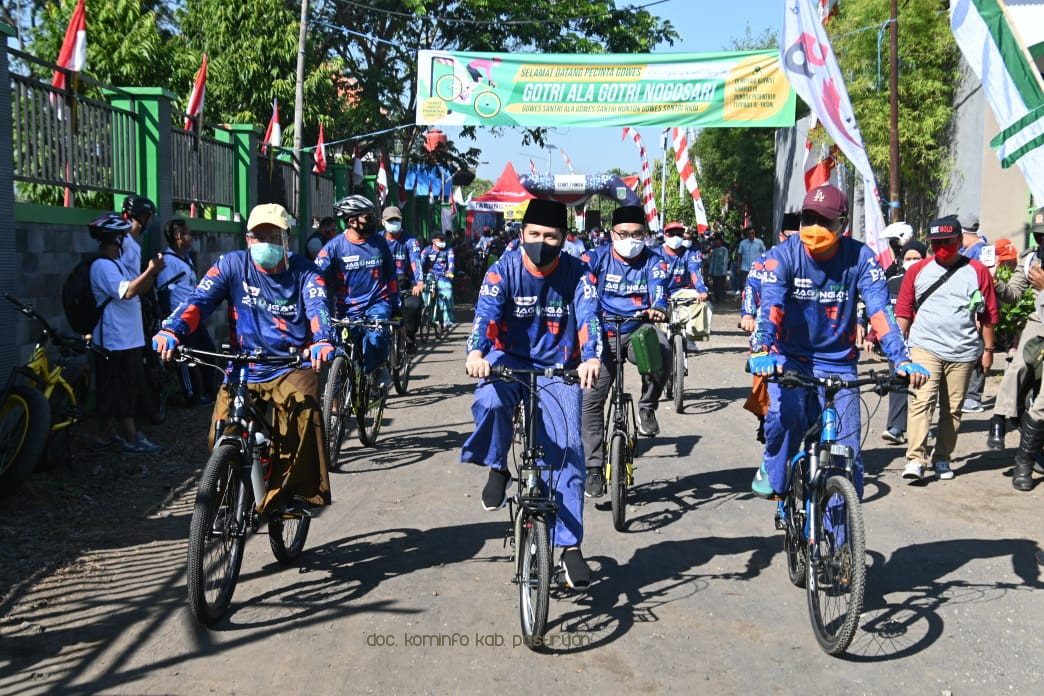 Rayakan Tahun Baru Muharram 1442 H, Bupati Irsyad Yusuf dan Wagub Emil Dardak Gowes Sarungan 