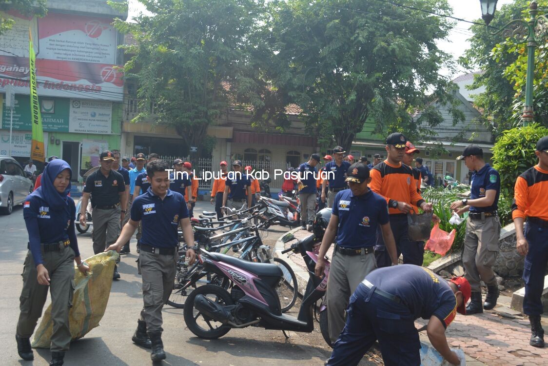 JELANG HUT SATPOL PP SE-JATIM, AJAK PKL BERSIH-BERSIH ALUN-ALUN BANGIL