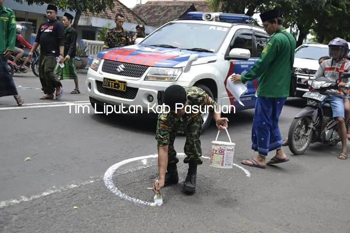 PRIHATIN KONDISI JALAN, PASURUAN CENTER GELAR AKSI CINTA PASURUAN