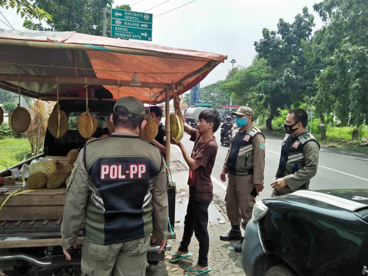Satpol PP Kabupaten Pasuruan Tertibkan PKL Tak Tertib Aturan 